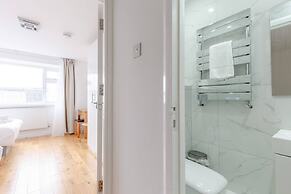 Spacious 4BD Home, Near Excel London!