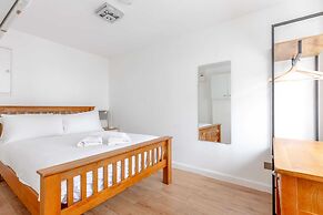 Spacious 4BD Home, Near Excel London!