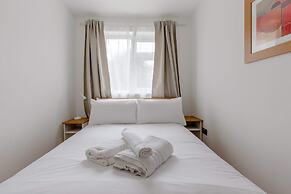 Spacious 4BD Home, Near Excel London!