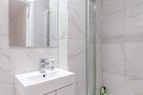 Spacious 4BD Home, Near Excel London!