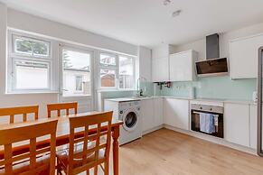 Spacious 4BD Home, Near Excel London!