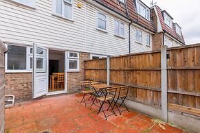 Spacious 4BD Home, Near Excel London!