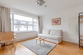 Spacious 4BD Home, Near Excel London!