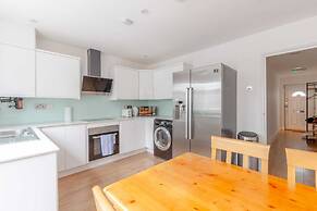 Spacious 4BD Home, Near Excel London!