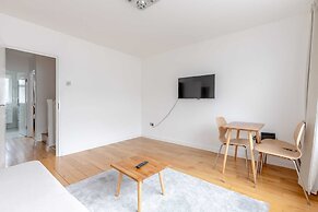 Spacious 4BD Home, Near Excel London!