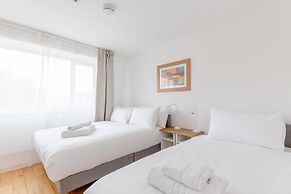Spacious 4BD Home, Near Excel London!