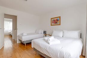 Spacious 4BD Home, Near Excel London!