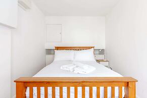 Spacious 4BD Home, Near Excel London!