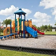 9004 Amazing 5BD With Pool