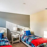 9004 Amazing 5BD With Pool