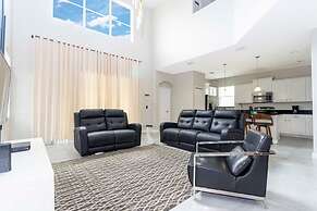 8950 Amazing 5BD Home With Pool