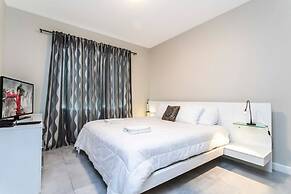 8950 Amazing 5BD Home With Pool