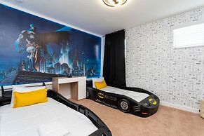 8950 Amazing 5BD Home With Pool