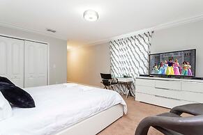 8950 Amazing 5BD Home With Pool