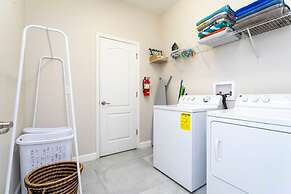 8950 Amazing 5BD Home With Pool