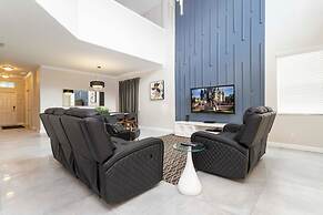 8950 Amazing 5BD Home With Pool