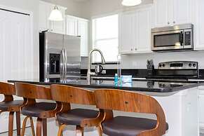 8950 Amazing 5BD Home With Pool