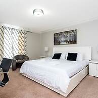 8950 Amazing 5BD Home With Pool