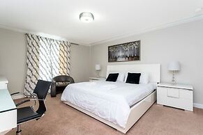 8950 Amazing 5BD Home With Pool