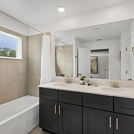 2464 Awesome 4BD Townhouse Located at Storey Lake