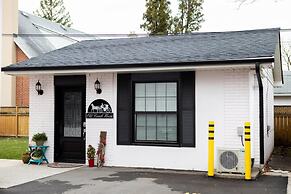 Detached Victorian Style Tiny Home - Long Stays U7
