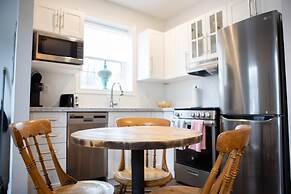 Detached Victorian Style Tiny Home - Long Stays U7