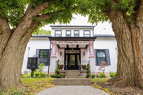 Fully Private 3 Bdrm Suite - The Winchester