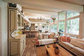 Bright Spacious Chalet on Lake Huron - Private