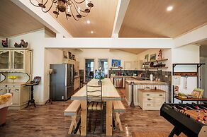 Bright Spacious Chalet on Lake Huron - Private