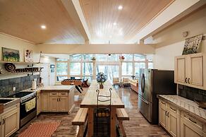 Bright Spacious Chalet on Lake Huron - Private