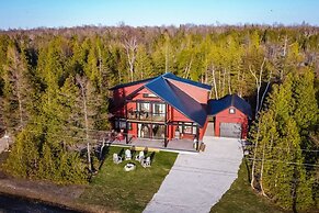 Luxury Lakefront Cottage - The Shining Star