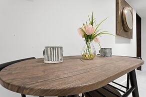 Luxurious Lower Level Apartment Closeto Downtown