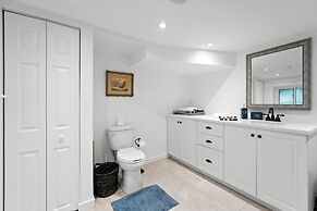 Luxurious Lower Level Apartment Closeto Downtown