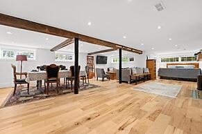 Luxurious Lower Level Apartment Closeto Downtown