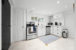 Luxurious Lower Level Apartment Closeto Downtown