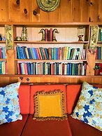 Retro Spacious Cottage - Somewhere in Time