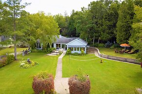 Retro Spacious Cottage - Somewhere in Time