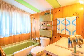 Retro Spacious Cottage - Somewhere in Time