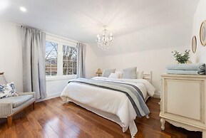 Spacious 2bdrm Home in Burlington