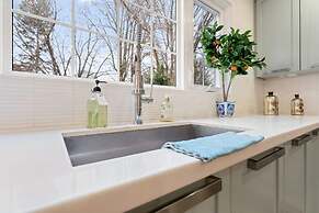 Spacious 2bdrm Home in Burlington