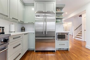 Spacious 2bdrm Home in Burlington