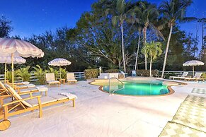 Casa Del Sol Chic 1-br Suite Poolside Bliss for 4