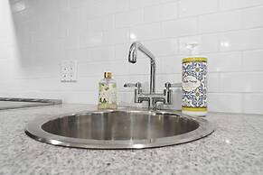 Specious Fully Private Studio apt With Laundry