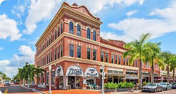 Brand New Spacious 3-bed Pool 20 MIN TO Beach