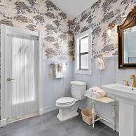 Brand New Spacious 3-bed Pool 20 MIN TO Beach