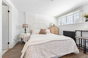 Private Studio Apartment in Burlington - U5