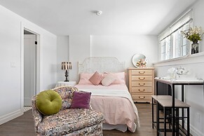 Private Studio Apartment in Burlington - U5