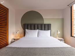 w Upscale 1BR in Cabrera