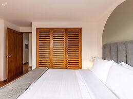 w Upscale 1BR in Cabrera