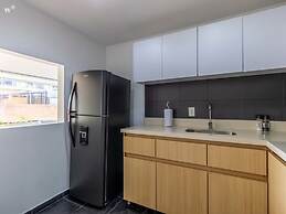 w Upscale 1BR in Cabrera